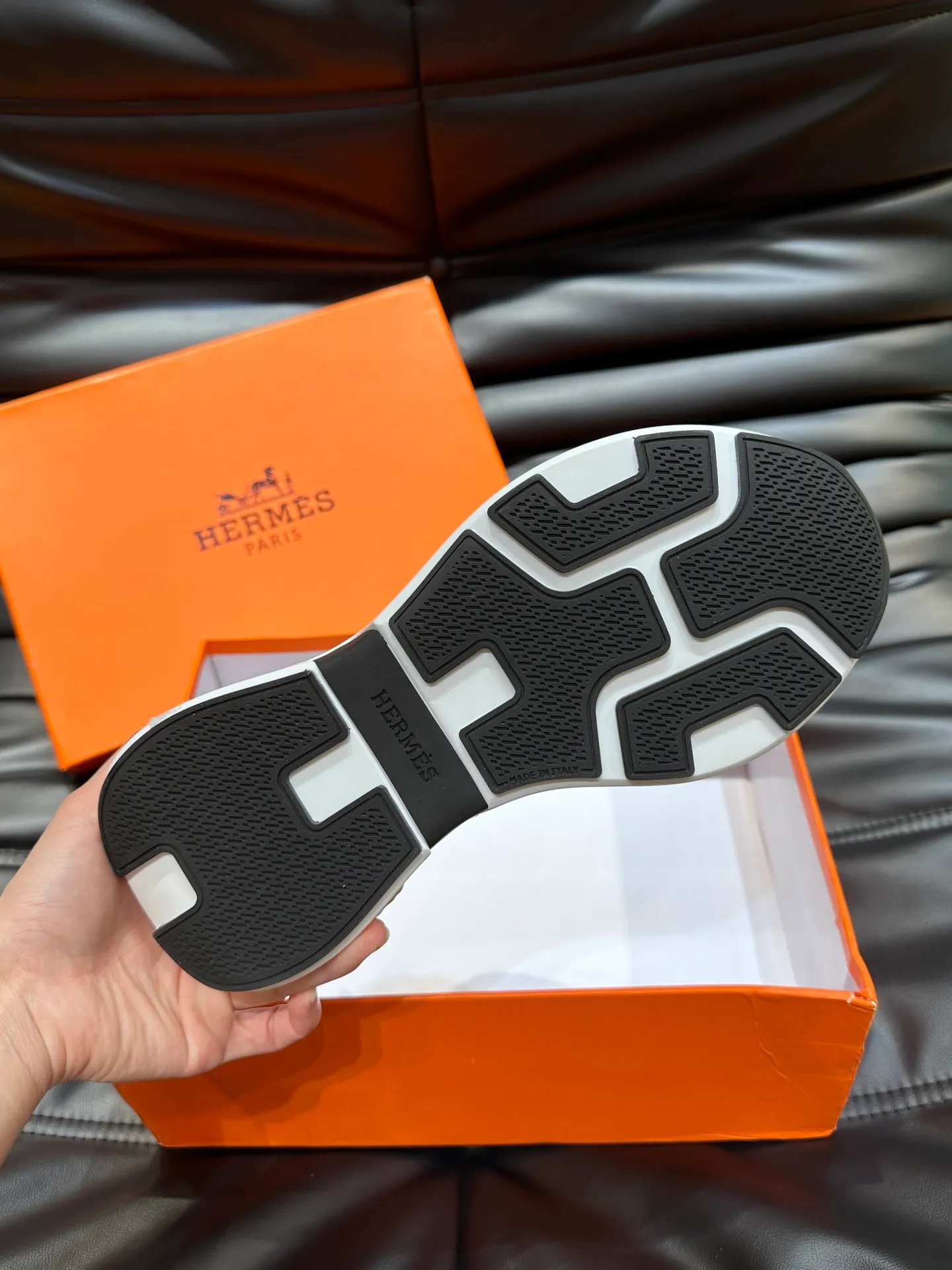 Factory price: 520💰HERMES/Hermes Hugo thick-soled sneakers are casual men's shoes. These sneakers are made of imported first-layer cowhide leather and breathable mesh design. The contrasting color design creates a dynamic and modern shape. The front end of the toe is decorated with natural-color rubber inlays, making it novel and fashionable. The texture is incomparable, with cowhide lining and cowhide foot pads, the upper foot is comfortable and breathable, and the rubber sole is decorated with geometric patterns and iconic "H" details. A very personal one! Size: 39-44 (customized at 38.45)